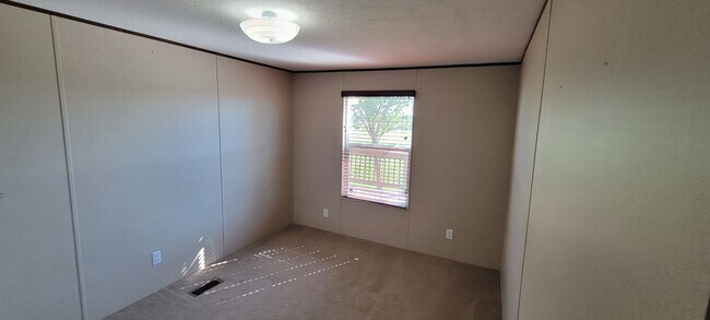 Building Photo - Easy Access to Austin Airport and Tesla
