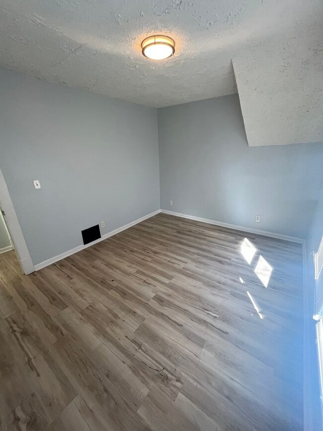 Building Photo - Three Bedroom House on Wyoming!