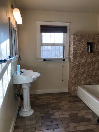 Building Photo - 1132 S Hoover St