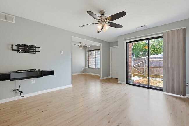 Building Photo - 167 Greenbrook Dr