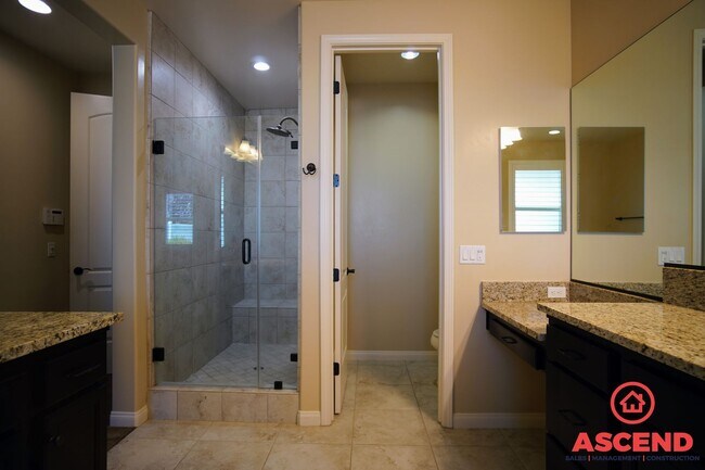 Building Photo - Glamorous Home in Seven Oaks Gated Community!