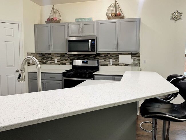 Building Photo - Remodeled Maple Woods Beauty