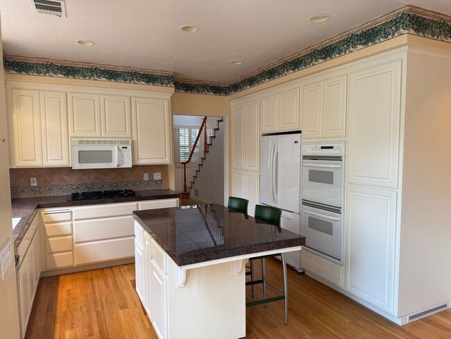 Building Photo - Los Altos Townhouse