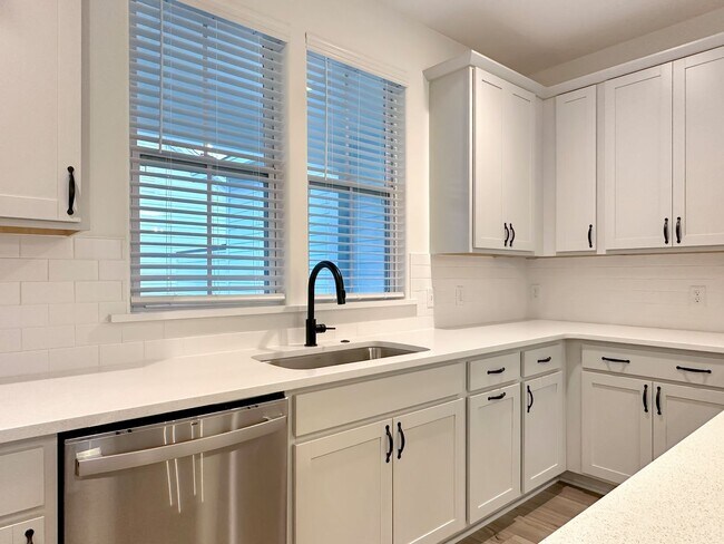 Building Photo - Luxury Townhome in Midtown Nexton