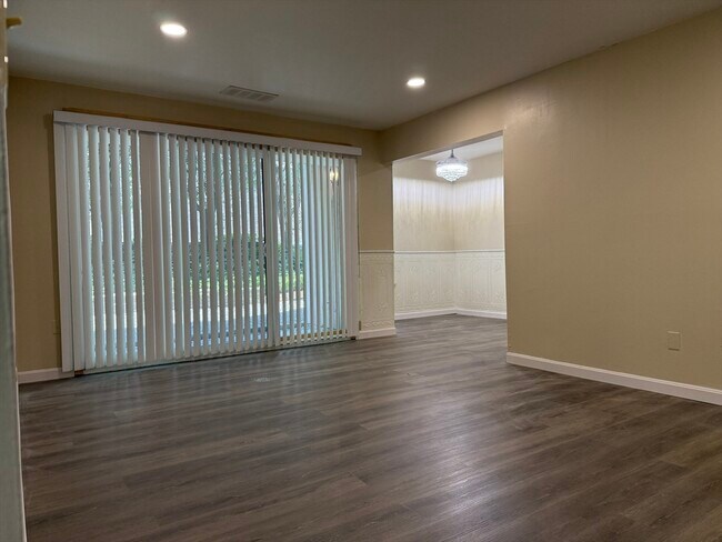 Building Photo - 52 Shrewsbury Green Dr
