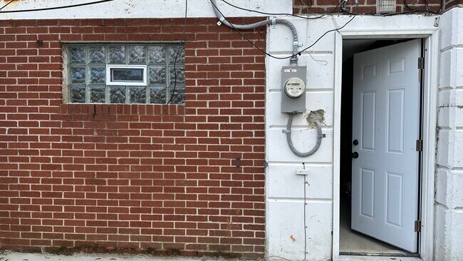 Building Photo - 5152 Crestwood Dr