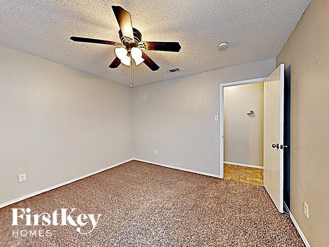 Building Photo - 553 Linacre Dr