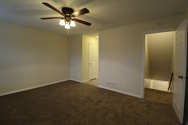 Building Photo - Beautiful 2+ Bedroom 4 Bath Townhome In Ov...