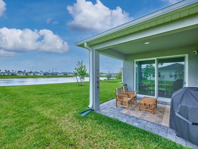 Building Photo - 8960 Dahlia Cir