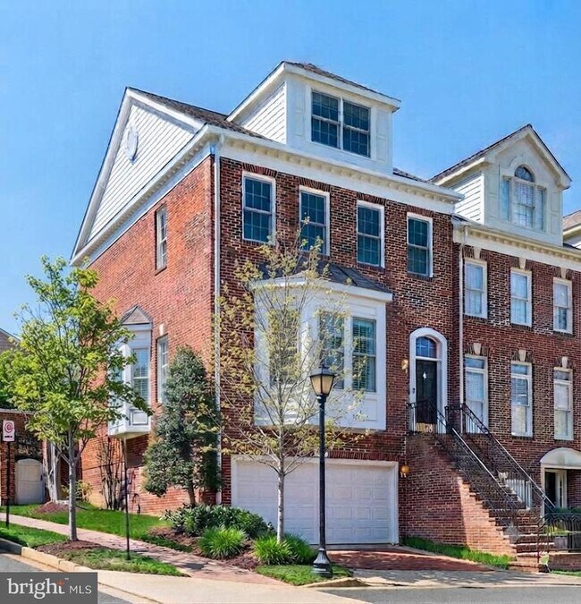 Building Photo - 2229 N Oak Ct