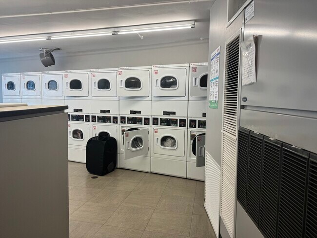 Building Photo - 300 N State St