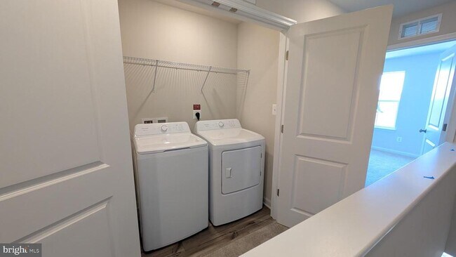 Building Photo - 413 SILVER BIRCH Dr