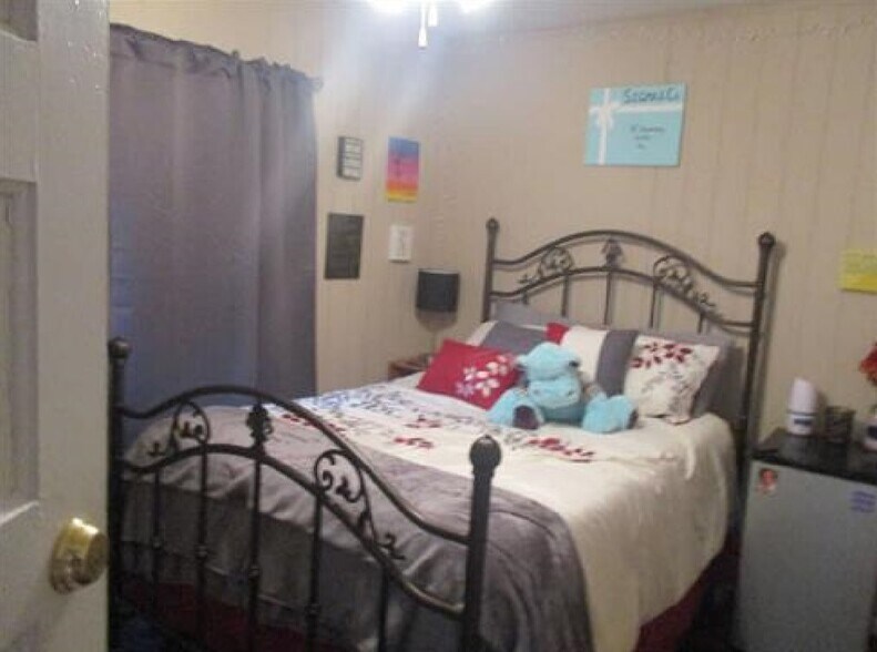 Building Photo - 130 Ridgeway St