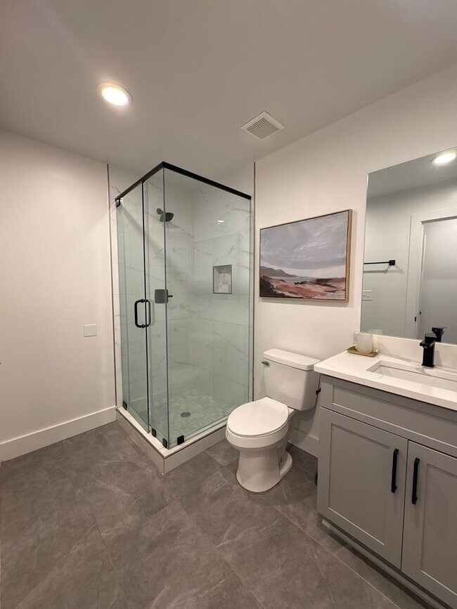 Building Photo - Fully Furnished 5 Bed, 3.5 Bath Located In East Nashville's McFerrin Park Neighborhood w/ Flexibl...