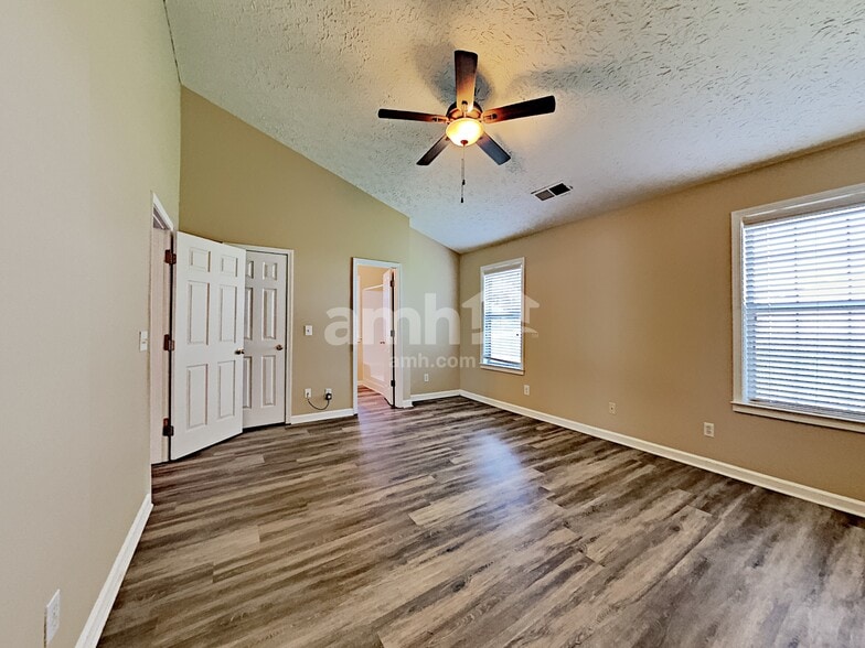 Building Photo - 2510 Baysridge Dr NW