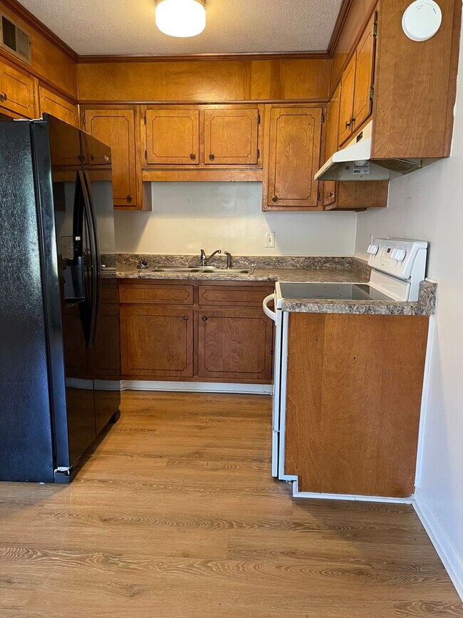 Building Photo - 1 Bedroom, 1 Bath Duplex Apartment on the Eastside