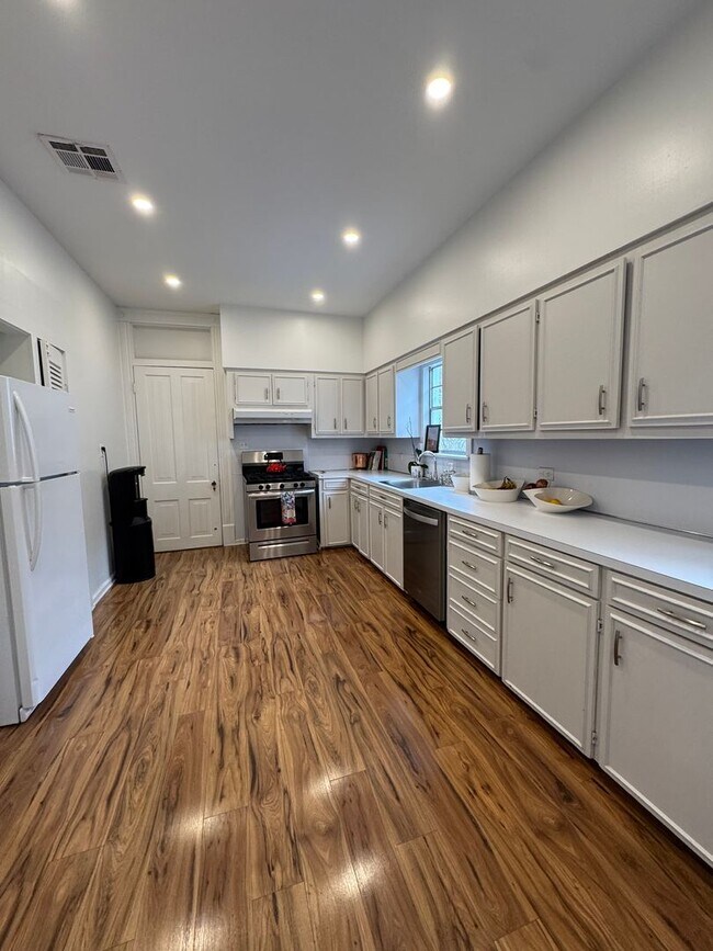 Building Photo - Spacious 4bed/ 3bath home located in the heart of Uptown - Partially furnished ***