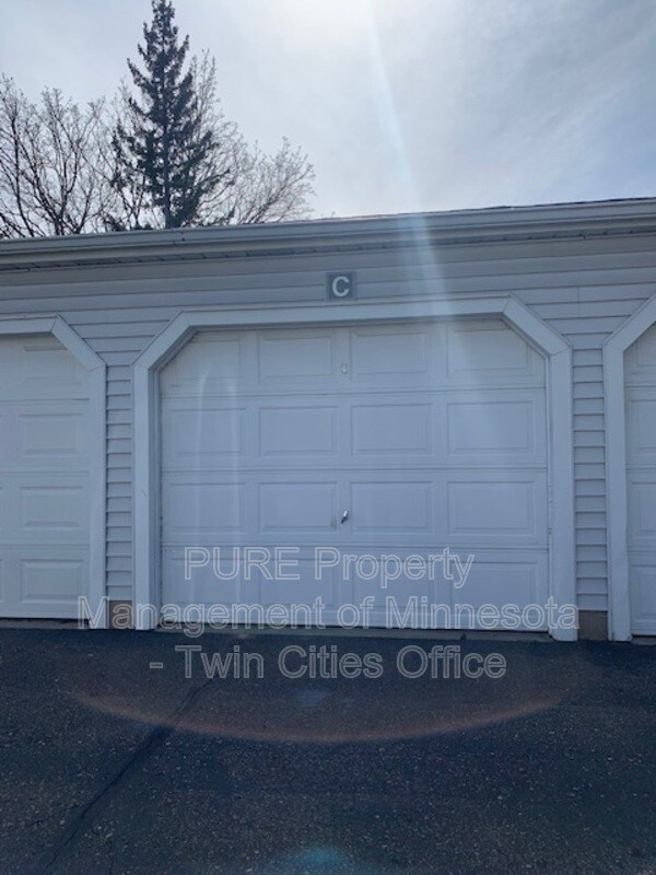 Building Photo - 1696 Pleasant St Apt C