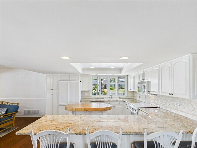 Building Photo - 2857 Ellesmere Ave