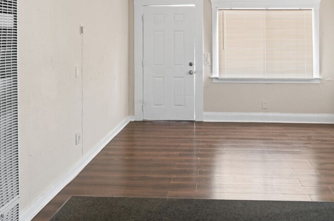 Building Photo - Great 4 Bedroom 2 Bath House
