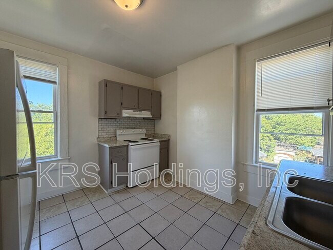 Building Photo - 325 W 31st St