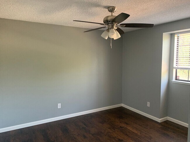 Building Photo - Desirable Brentwood Neighborhood!