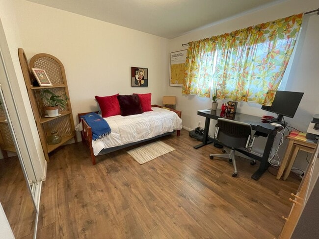 Building Photo - Beautiful single story 3 bedroom w/2 parki...