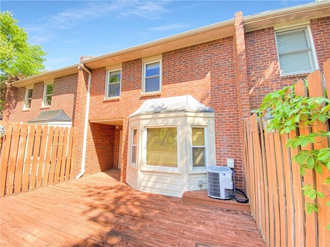 Building Photo - 877 Lenox Oaks Cir NE