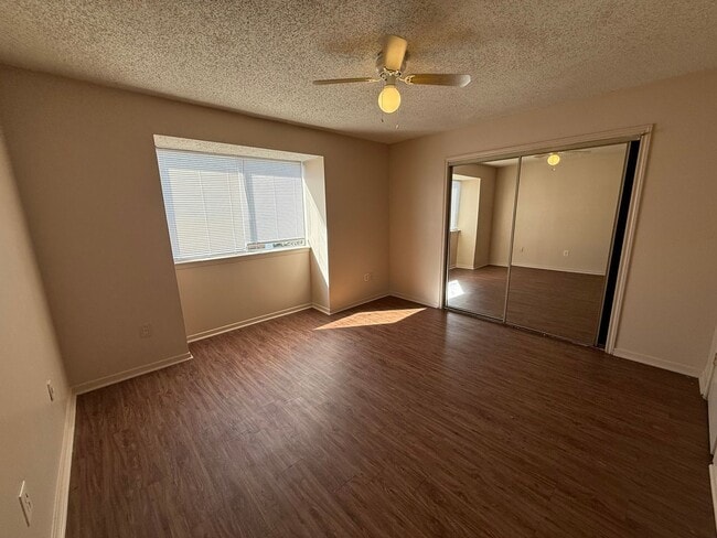 Building Photo - 2BD 1.5BA TOWNHOUSE WITH WATER INCLUDED