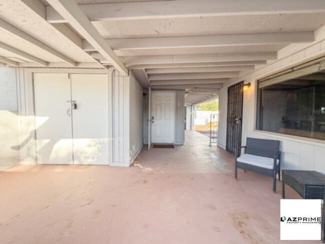 Building Photo - Furnished 1/1 Phoenix Triplex Unit - Comfort &amp; Convenience!