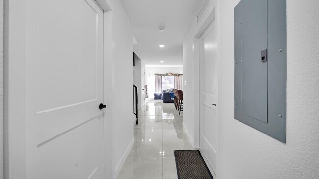 Building Photo - 415 NW 13 Ct