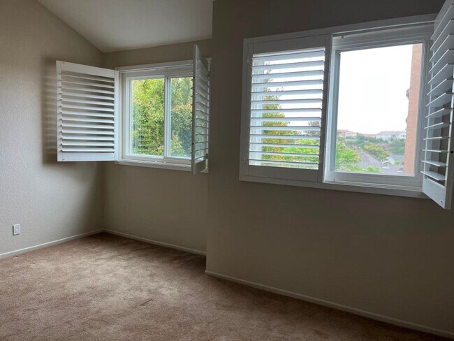 Building Photo - Charming end-unit home in Tamarack Point~ ...