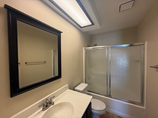 Building Photo - Quartz Hill 4 Bedroom 2 Bath!