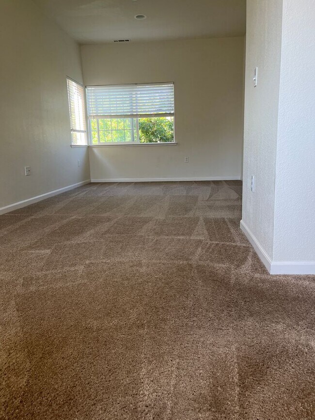 Building Photo - 3 bedroom 2.5 bath town home with large bo...