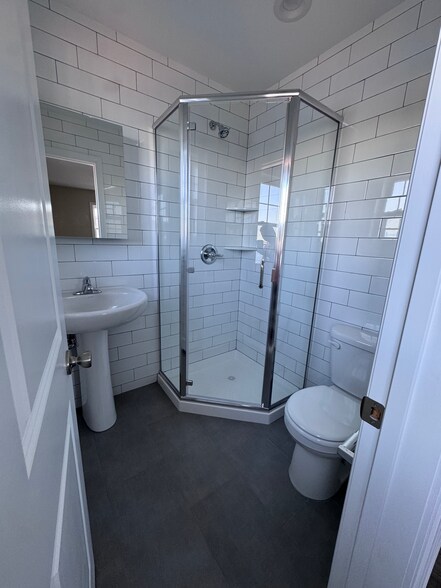 Building Photo - 6204 Hillmeyer Rd