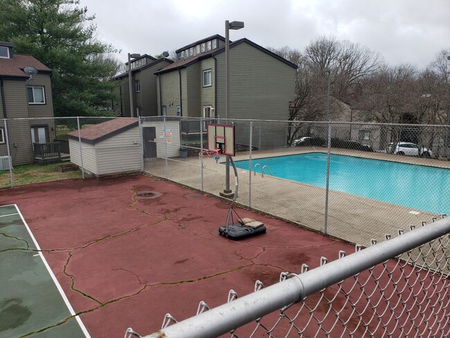 Building Photo - Great 1 bedroom, 1 bathroom condo in the heart of Green Hills!