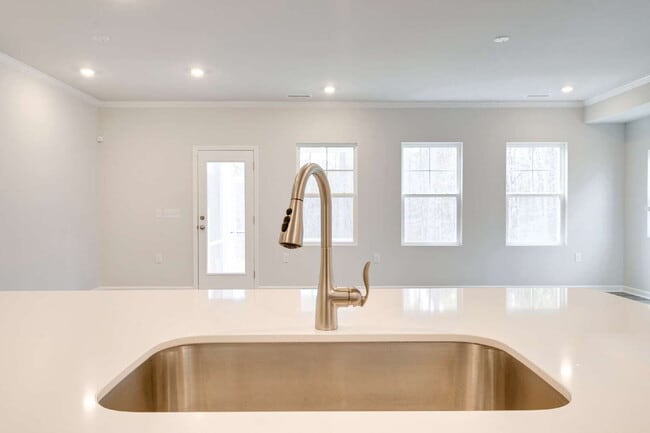 Building Photo - End-unit 3 bedroom townhome with Screened Porch!