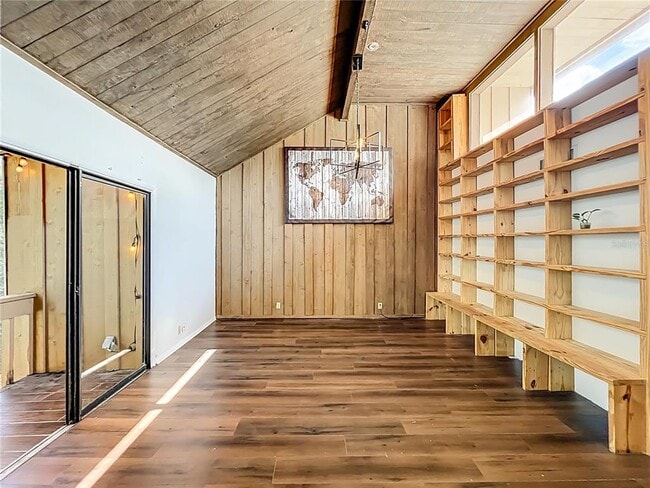 Building Photo - 233 Crown Oaks Way