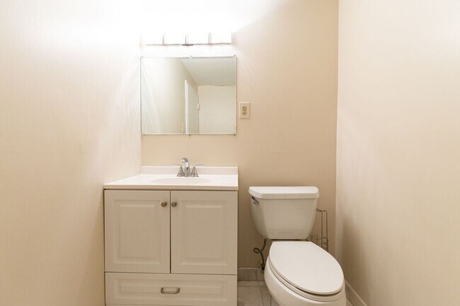 Building Photo - Large SW DC Townhome with Parking