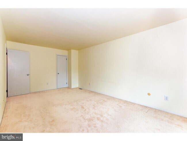Building Photo - 8 Pond View Dr