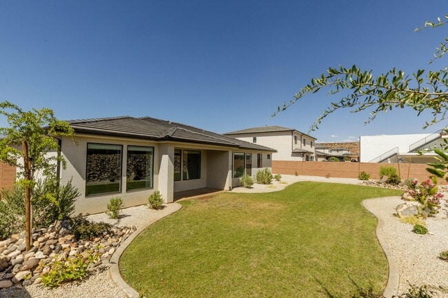 Building Photo - 3 bed plus office / 2.5 bath / 3 car Singl...