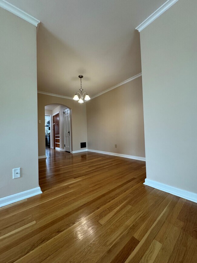 Building Photo - Sasso Banados Properties 802 Kenwick