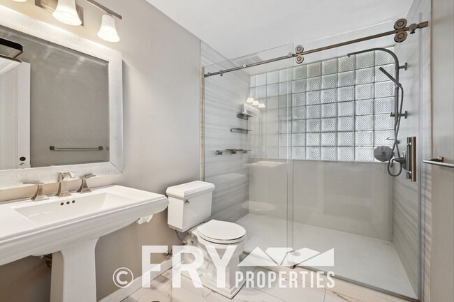 Building Photo - Ground Floor Condo in Great Uptown Location