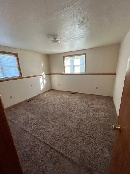 Building Photo - 8 8th St W