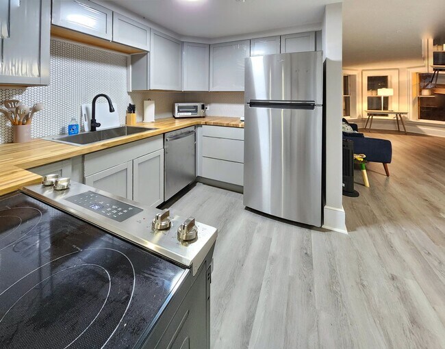 Building Photo - Brownstone charm! 1Bed1bath, first floor brownstone rowhouse condo. Prime location