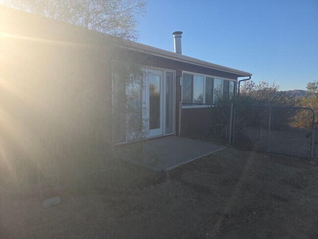Building Photo - 3 Bedroom 1.5 Bath Modern Farmhouse near JT National Park * MOVE IN SPECIAL*