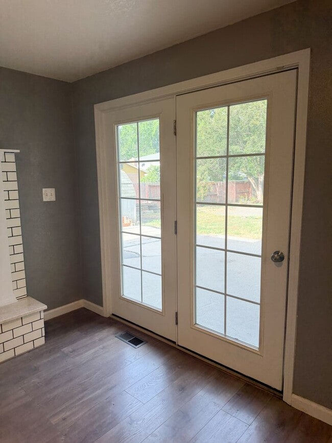 Building Photo - 3 Bedroom, 2 Bath House