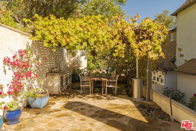 Building Photo - 2829 Beachwood Dr