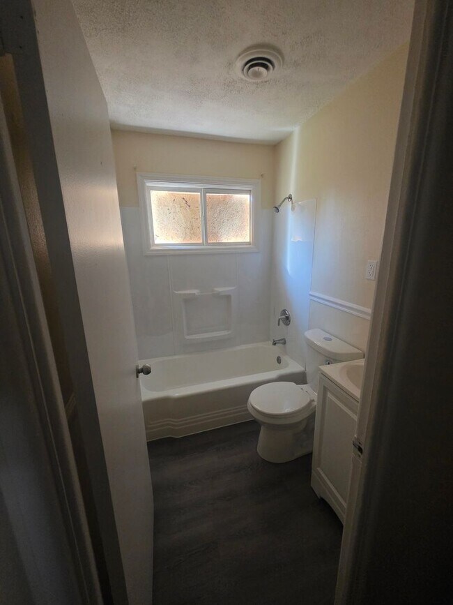 Building Photo - LIMITED TIME**NO APPLICATION FEE**1/2 OFF ...