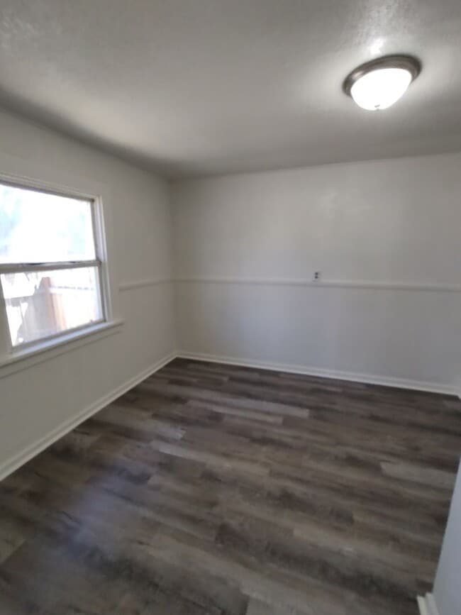 Building Photo - 2 Bedroom 1 Bath Newly Remodeled House